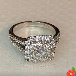 Beautiful CZ Halo ring Size 7